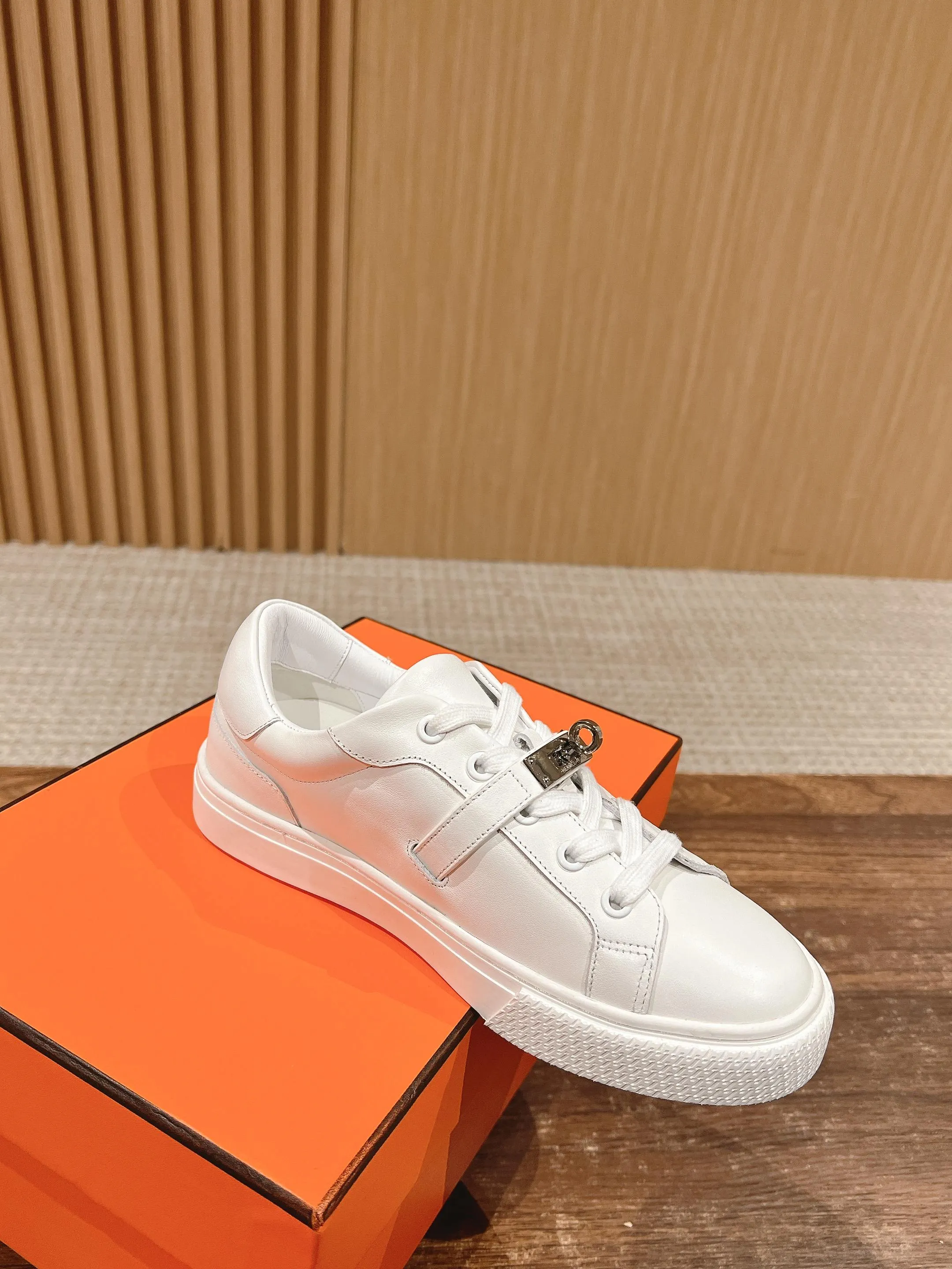 👟👟Ex-factory price 480👟👟 𝐇𝐄𝐑𝐌𝐄𝐒 Hermès classic couple style #𝐊𝐞𝐥𝐥𝐲 buckle casual white skateboard shoes. They will not conflict with shoes at all. Full of unknowns, Hermès rarely produces flat casual shoes and they are paired with classic palladium-plated Kelly shoe buckles! People will fall in love with it at first glance. It is very versatile ~ you can wear it with skirts and pants at will. 🉑️Close your eyes and look super noble. ❥ MATERIAL Specific cowhide/canvas material, sheepskin lining, original molded TPU outsole Size: 35-44